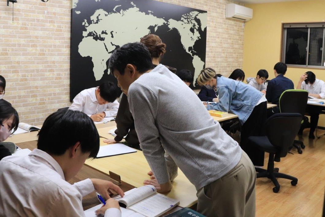進学塾にて指導の様子
