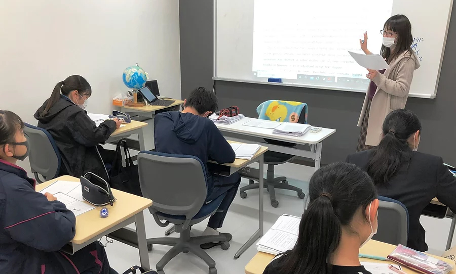 英語スクールにて指導の様子